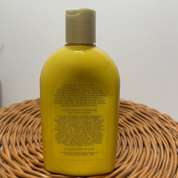 Victoria's Secret Garden Silkening Body Lotion Pear Glace Yellow 8 fl oz/236 ml - Picture 3 of 6